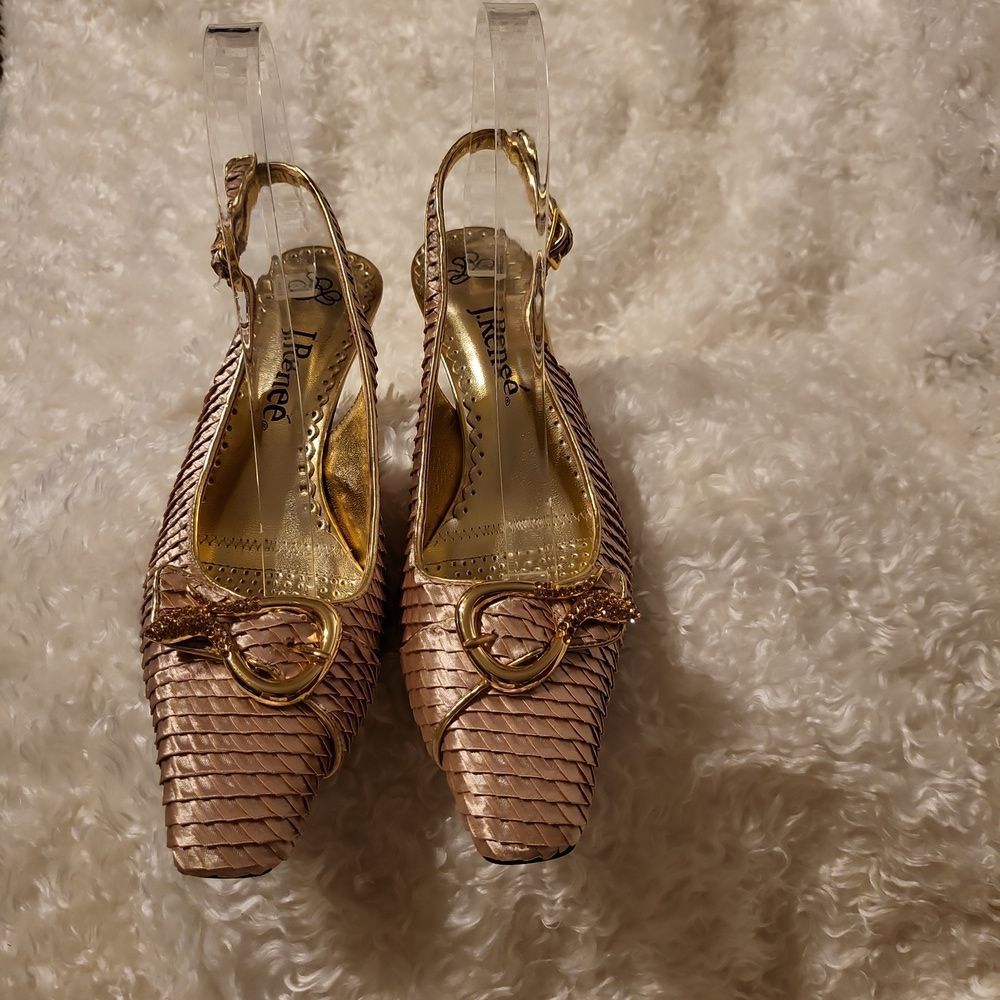 Brand new j.renee` champagne 🍾 21/2 " heel gold accents, sz.7.5 gorgeous